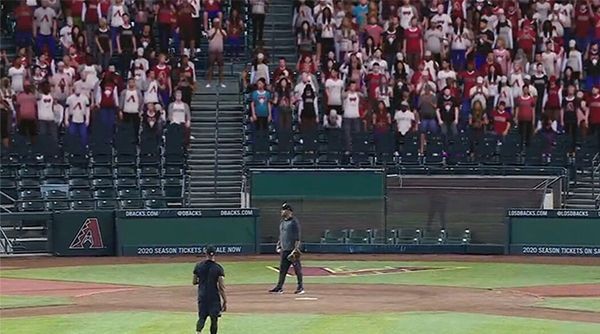 運動賽事直播上的觀眾不是真的？美國 FOX 體育台運用特效做出虛擬群眾，引發話題