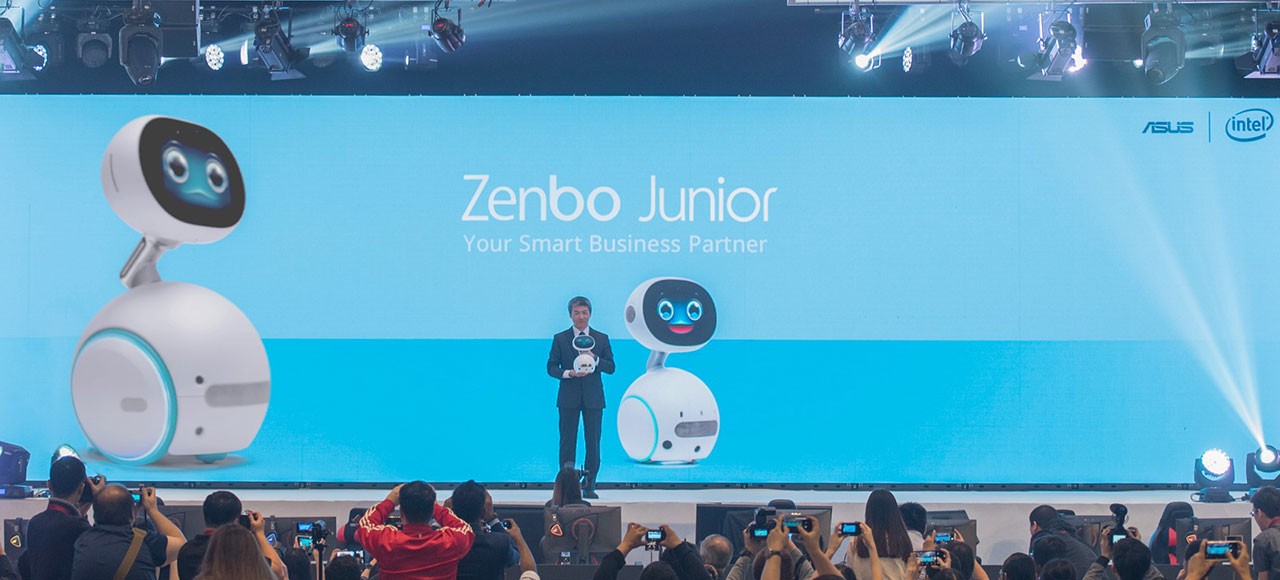 華碩全球副總裁許祐嘉展示Zenbo Junior商務機器人