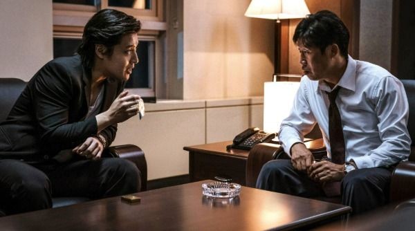 猶如《無間道》般不斷反轉，《黑白線人》動作戲流暢、直指南韓司法黑幕！電影四大看點分析