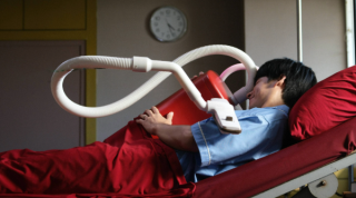 死亡也無法將我們分開，泰國電影《有用的鬼》以愛慾改寫歷史，打造科幻記憶奇想曲：電影三大看點分析