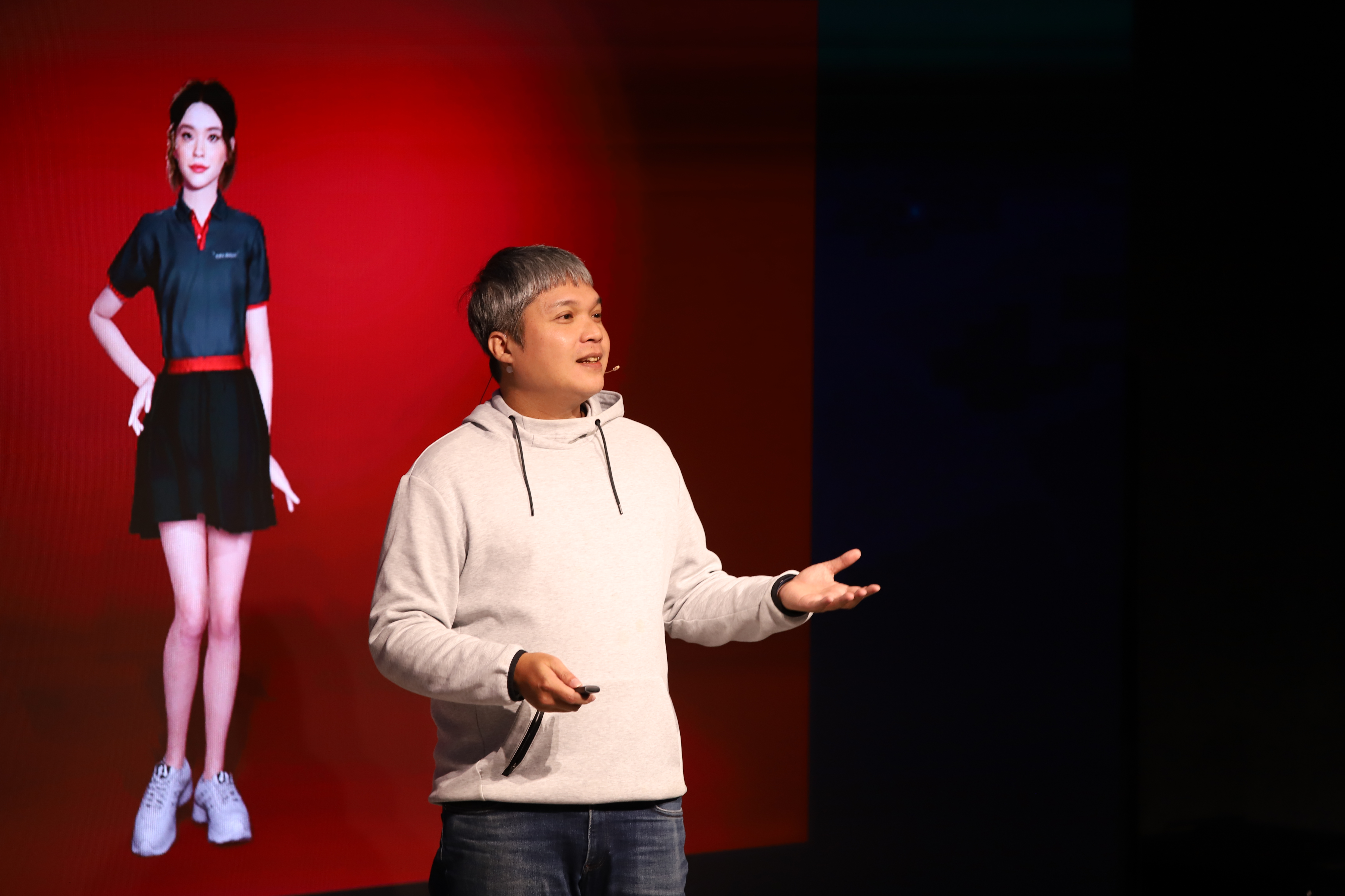 甲尚科技前瞻創新部經理黃勝彥與虛擬員工 Nana