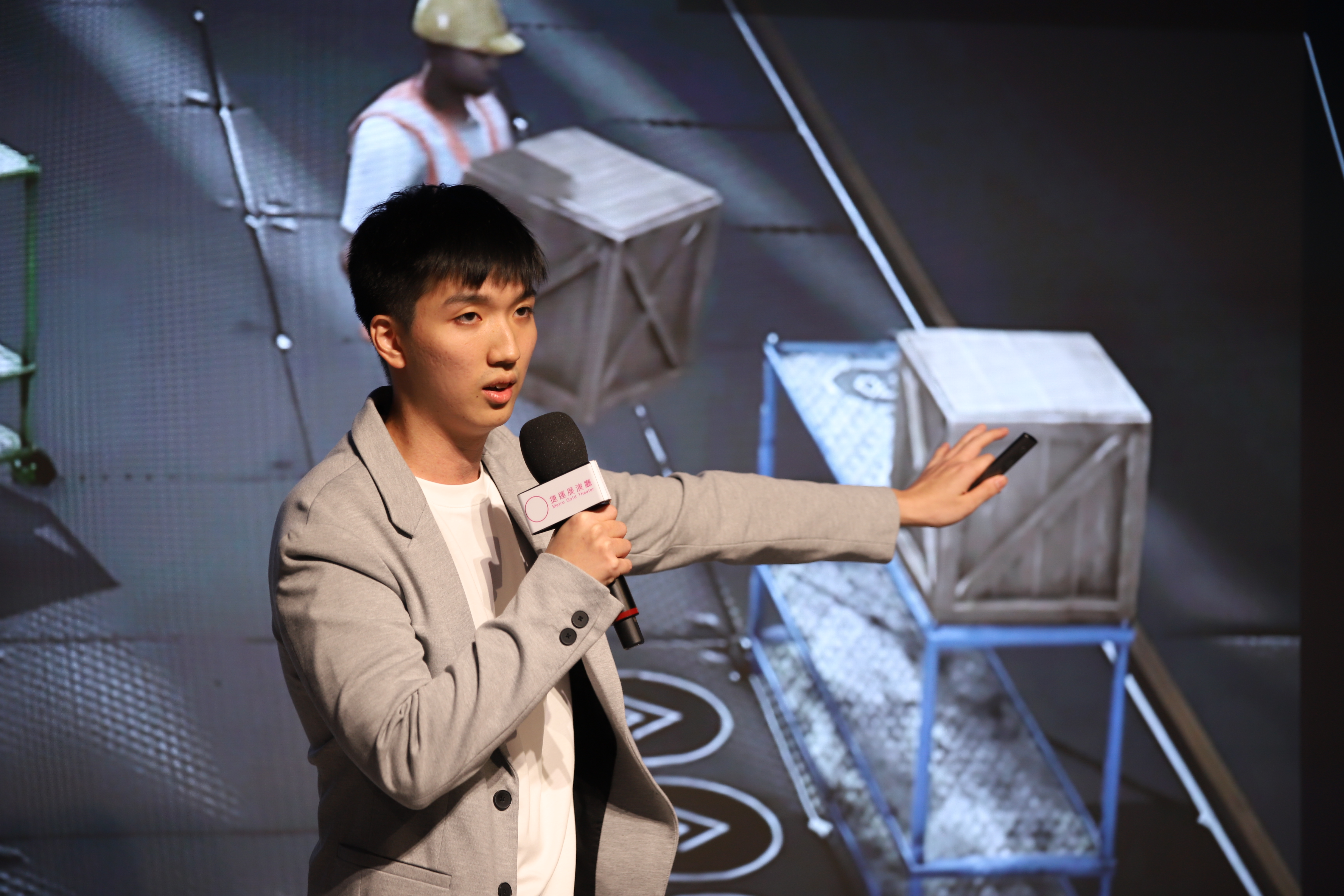 甲尚科技技術視覺設計黃冠豪展示甲尚科技在數位孿生領域，與多家國際知名大廠合作的實際精彩實用案例