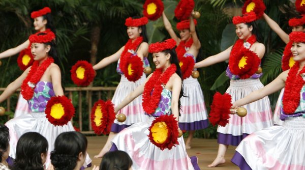 迎接笑著工作的時代，夏威夷之花時隔 19 年再次盛開：日片《扶桑花女孩》電影三大看點