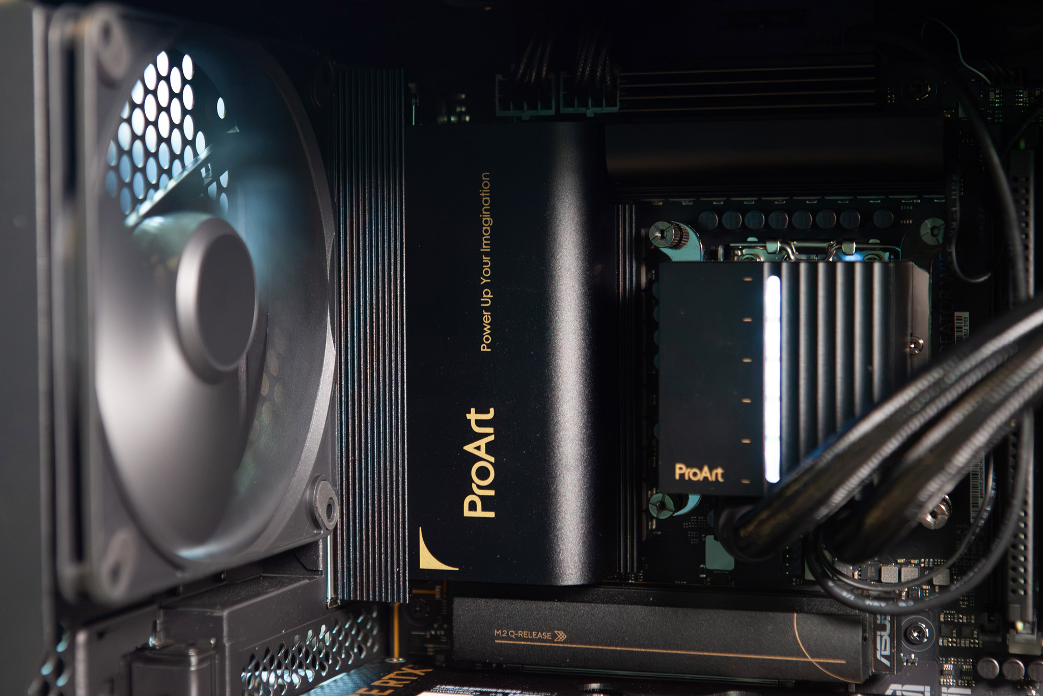 VRM 散熱設計強化供電模組散熱，搭配 TUF Gaming 1200W Gold 電源供應器，提供穩定的電力支援，有助於系統在長時間高負載創作時維持穩定效能。