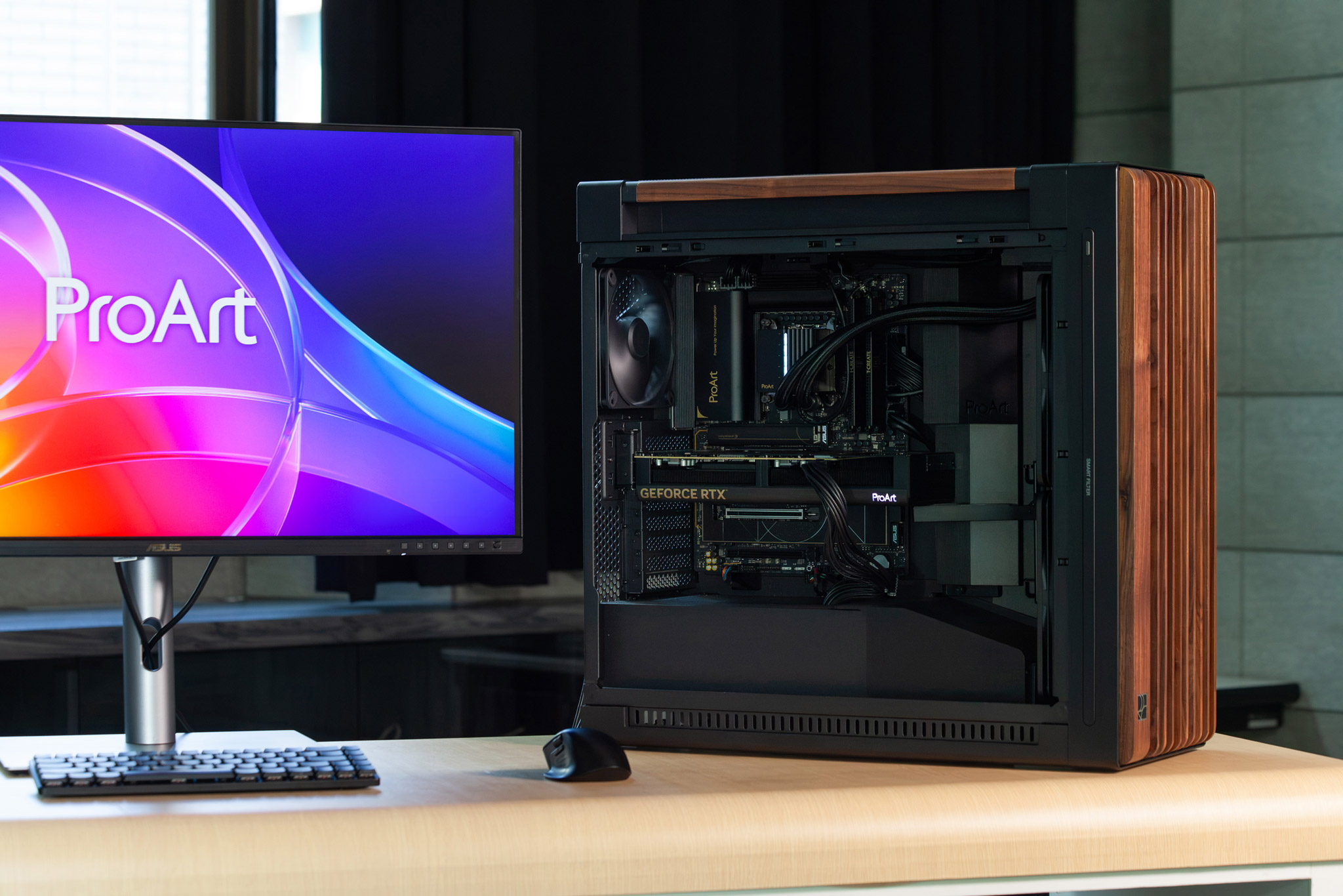 ProArt PA602 Wood Edition 木製前面板結合現代黑機殼，創造獨一無二的魅力。