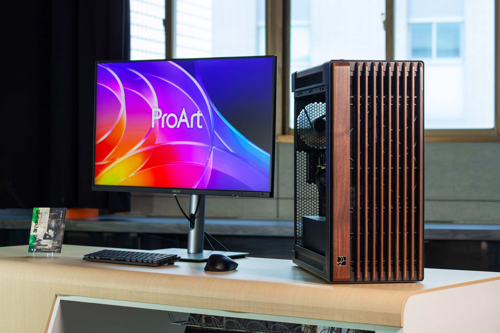 ASUS ProArt 組裝電腦與 ProArt Display 6K PA32QCV 螢幕（攝影 / 林廷勳）