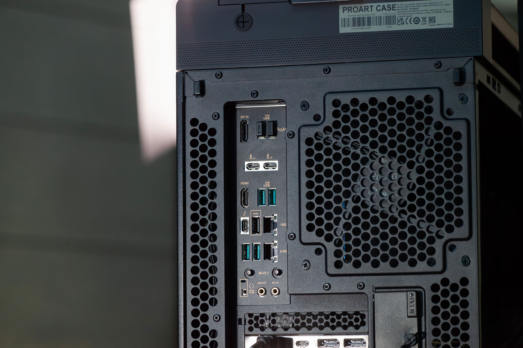 ProArt Z890-CREATOR WIFI  創作者主機板 提供豐富 I/O 配置，包含 Thunderbolt™ 5、USB 10Gbps、HDMI 2.1，以及 10Gb、2.5Gb 乙太網路，可因應影像工作者連接高速外接儲存設備、螢幕與大量素材傳輸等需求。（攝影 / 林廷勳）