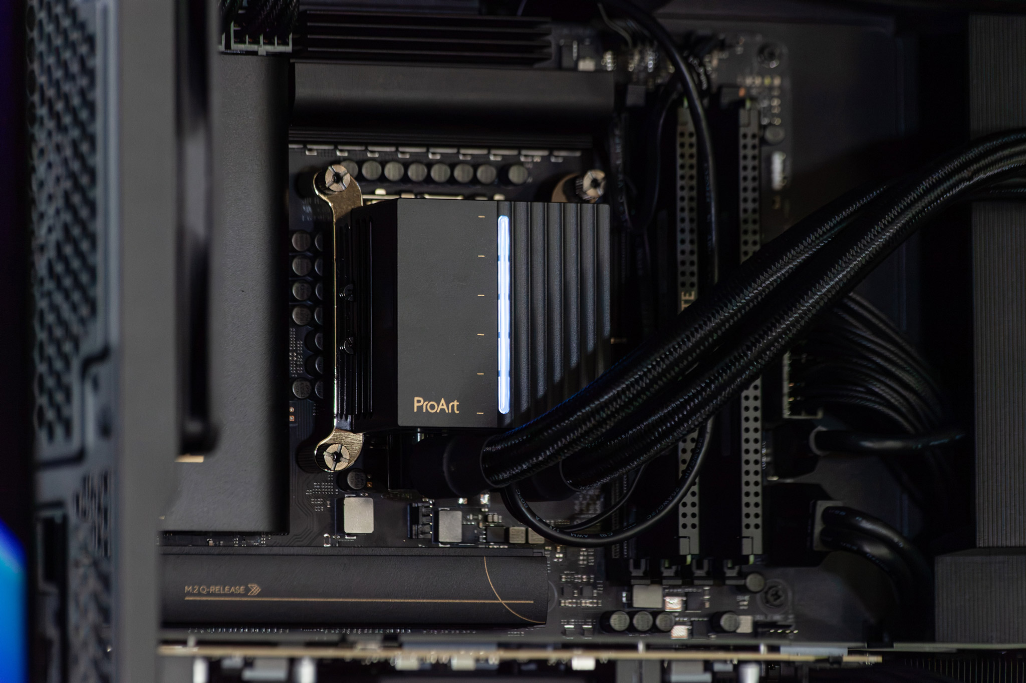 搭載 ProArt LC 420 一體式水冷散熱器，為 Intel® Core™ Ultra 處理器提供穩定且高效的散熱表現，即使長時間剪輯、調色與運算，也能維持穩定效能。